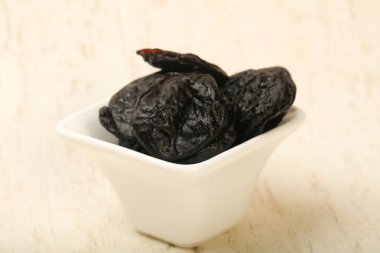 Kuru Erik yığın beyaz kase