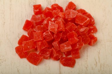 Kuru papaya öbek üzerinde ahşap masa