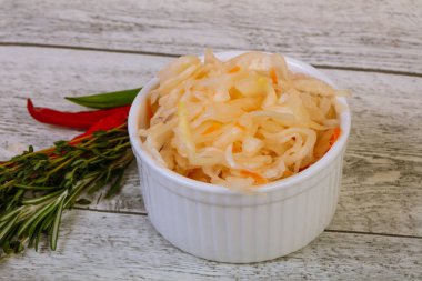 Salamura lahana - kekik ve biberiye ile lahana turşusu