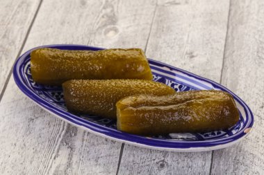 Kâsede ev yapımı salatalık turşusu