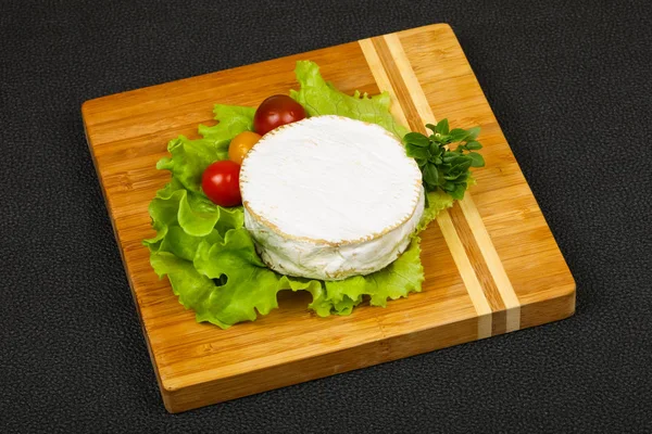 Delicous Camembert Cheese Salad Leaves — Stock Photo, Image