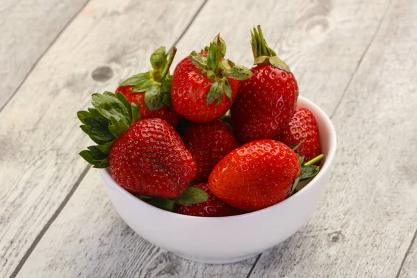 把新鲜的草莓堆放在碗里 — 图库照片