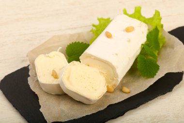 Sedir fıstıklı Brie peynirli rulo