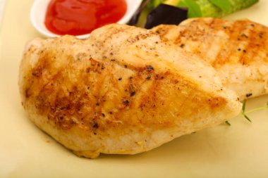 Salata yaprakları ile kavrulmuş tavuk göğsü