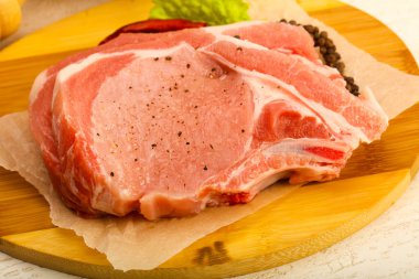 Biber ve tuz yemek pişirmek için hazır çiğ Domuz pirzola