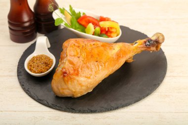 Kızarmış hindi budu salata ile