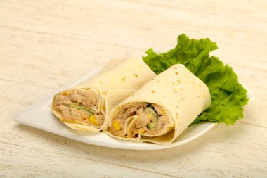 Ton balıklı ekmek rulo salata yaprakları ile