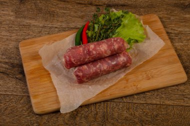 Çiğ domuz sosisi pişmeye hazır.