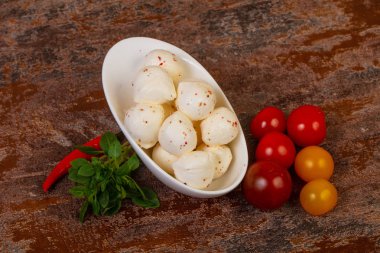 Fesleğen yapraklı ve domatesli Mozzarella peyniri topları.