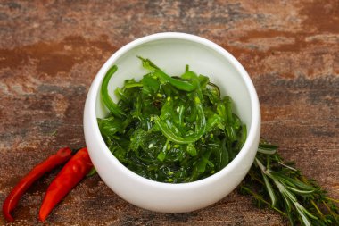 Susamlı yosun salatası Chuka.