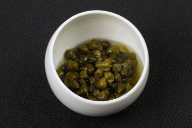 Kasede marine edilmiş kapari.