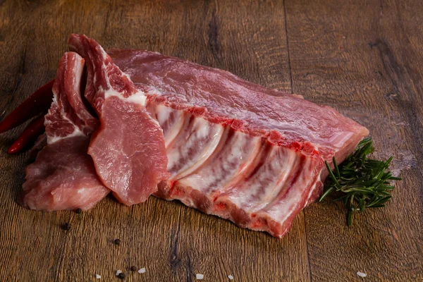 Obearbetat Fläskkött Över Trä Bakgrund — Stockfoto