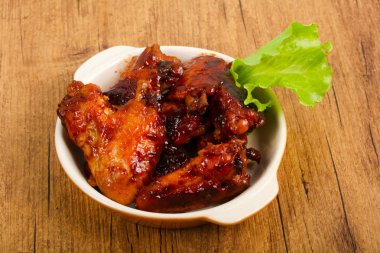 Teriyaki soslu tavuk kanadı.