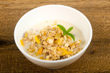 Muz, fındık ve nane ile müsli