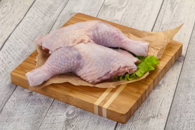 Çiğ tavuk budu pişirmeye hazır.