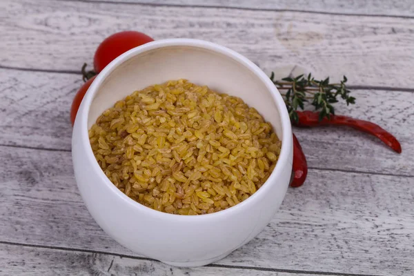 Bulgur Dorado Crudo Tazón Con Tomates Ajo —  Fotos de Stock