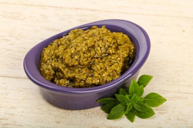 Fesleğenli pesto sos kasede bırakır