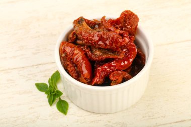 Fesleğen yapraklı kuru domates.