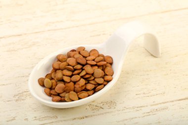 Yemek pişirmek için hazır kapta çiğ mercimek