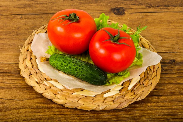 Agurker Tomater Med Salatblade Træbaggrund - Stock-foto