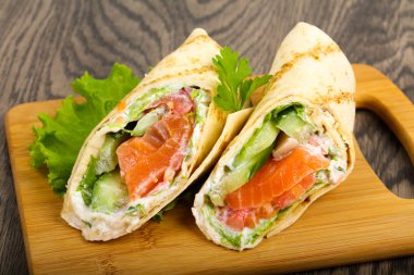 Somon ekmek rulo peynir ile