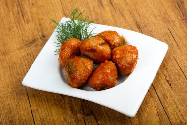 Dereotu, domates soslu köfte servis