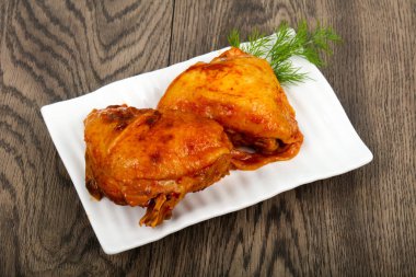 Domates soslu kızarmış tavuk uyluk