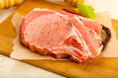 Biber ve tuz yemek pişirmek için hazır çiğ Domuz pirzola