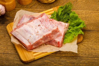 Çiğ domuz pirzolası pişmeye hazır. Baharatlı.