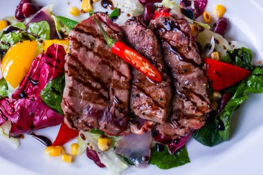 Sebze ve soslu ızgara domuz eti.