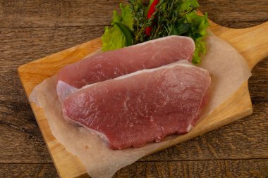 Çiğ domuz eti ızgara için hazır.