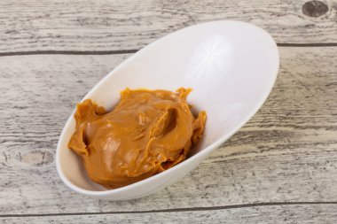 Lezzetli fıstık ezmesi kase