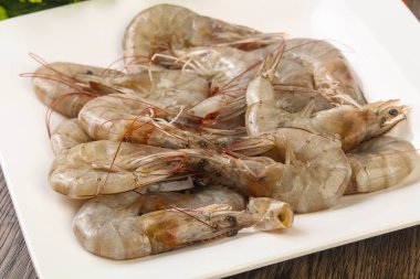 Ham Kral ahşap arka plan üzerinde yığın kase karides