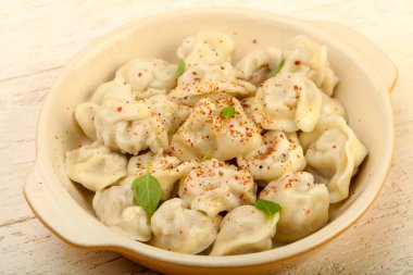 Otlar, yağlar ve baharatlar ile haşlanmış mantı