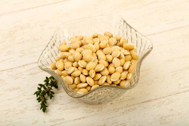 Kase ahşap arka plan üzerinde çiğ beyaz fasulye