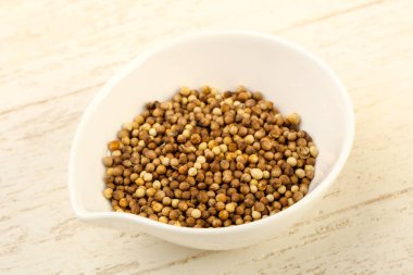 Kişniş tohumu yığın ahşap arka plan üzerinde