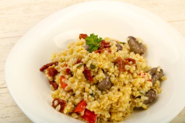 Tavuk kalbi ve kuru domatesli bulgur.