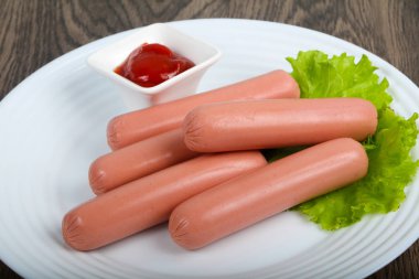 Salata ve ketçap ile sosis haşlama