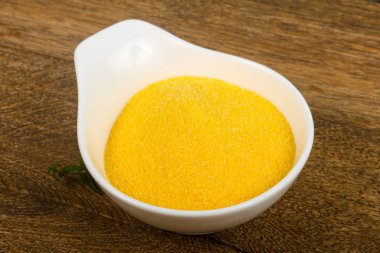 Ham polenta yemek pişirmek için hazır