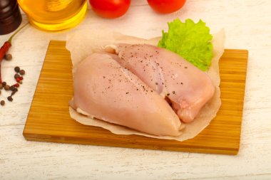 Biber yemek pişirmek için hazır çiğ tavuk göğsü