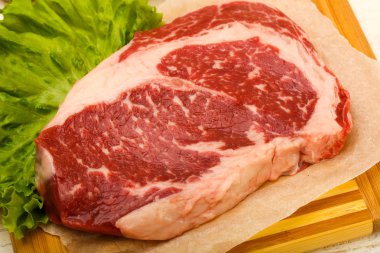 Pirzola pişmeye hazır.