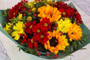 Çeşitli çiçek ile romantik buket