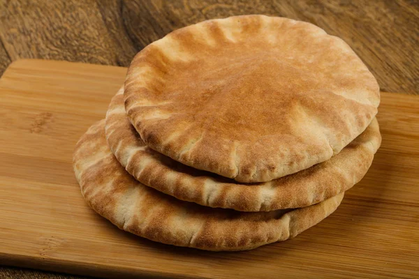 Pita Bröd Heap Över Trä Bakgrunden — Stockfoto