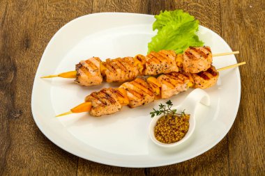 Dijon mustars soslu ızgara somon şiş