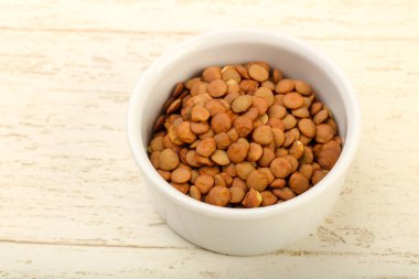 Yemek pişirmek için hazır kapta çiğ mercimek