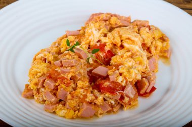 Scramble sosis ve domates ile