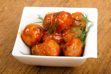 Dereotu, domates soslu köfte servis