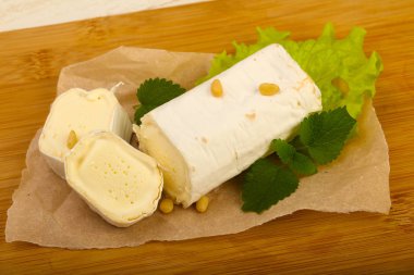 Sedir fıstıklı Brie peynirli rulo