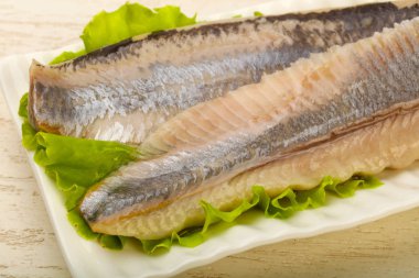 Ringa balığı filetosu salata üzerine bırakır - hazır yemek için