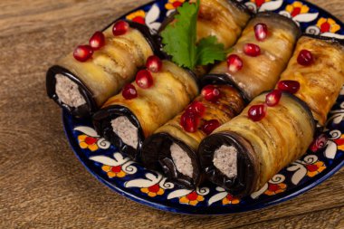 Pomegranet tohumları ile doldurulmuş patlıcan rulo